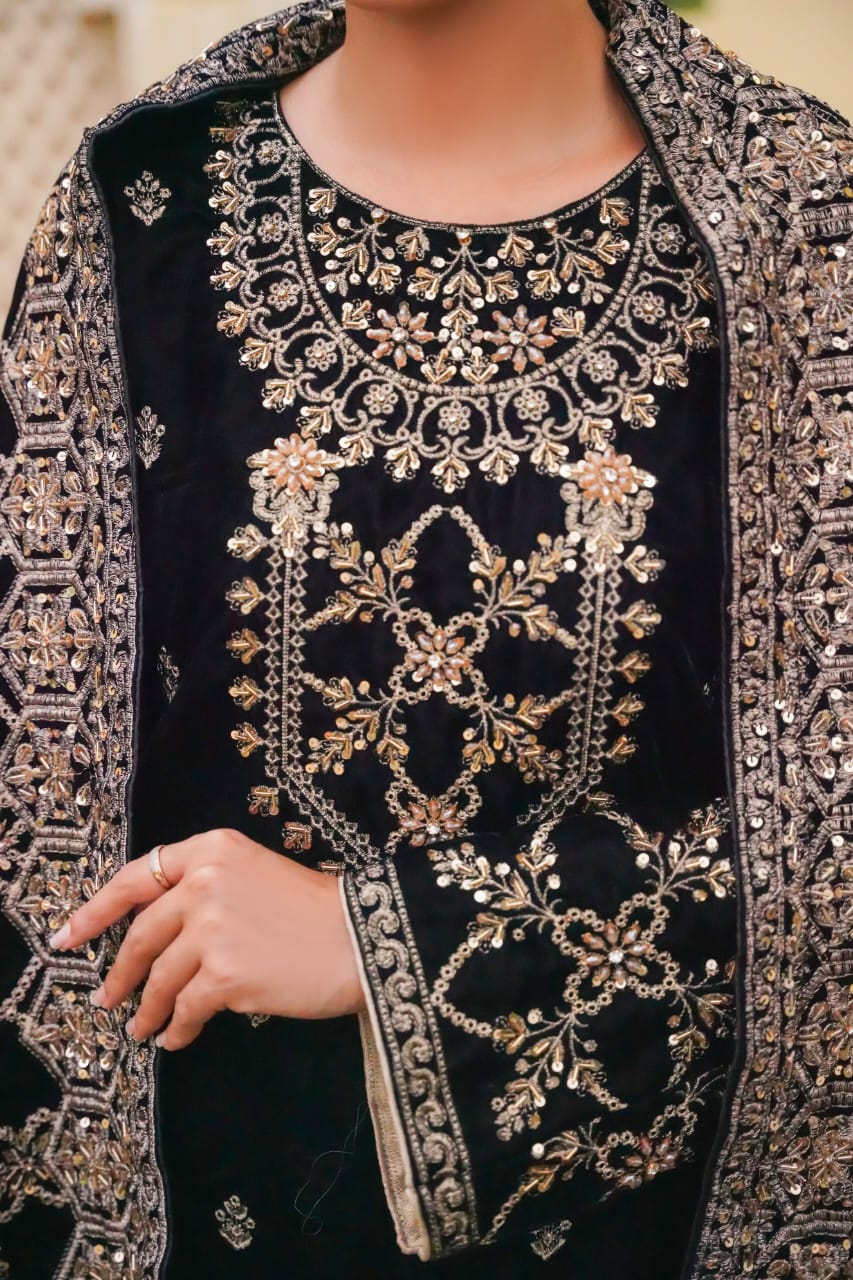 (2-Piece Set) Elegant Black Velvet Suit with Golden Embroidery