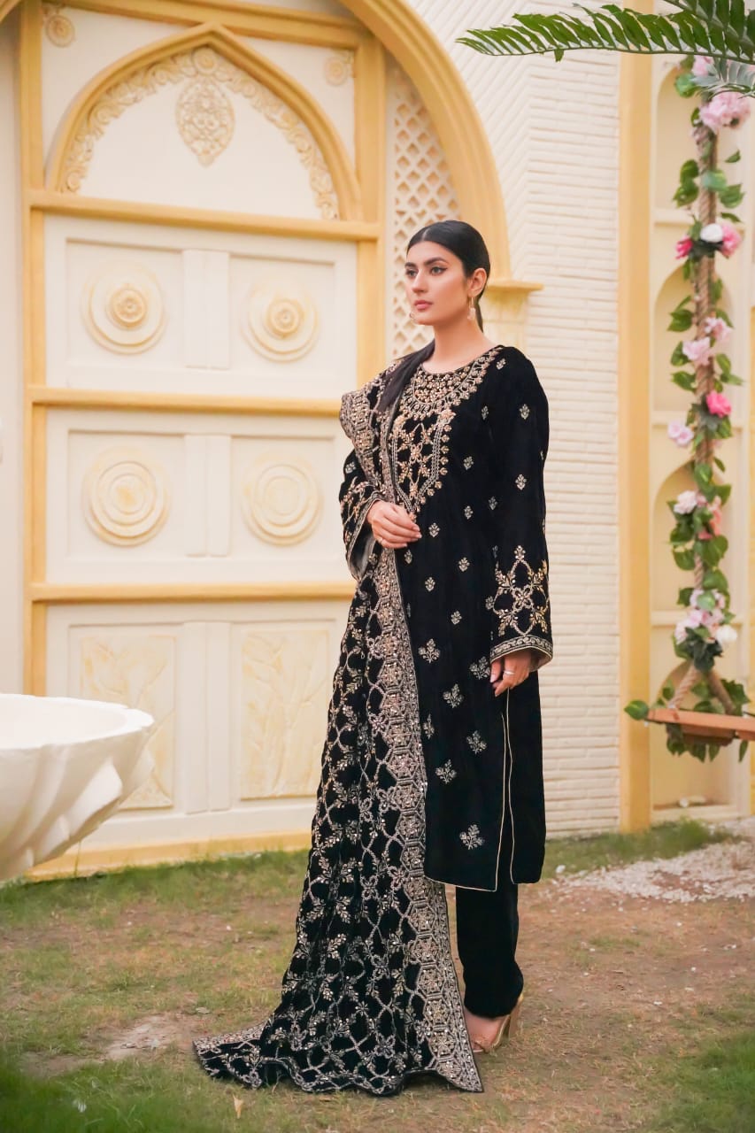 (2-Piece Set) Elegant Black Velvet Suit with Golden Embroidery